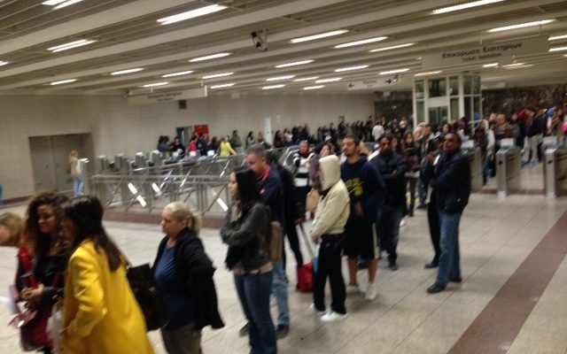 Βγήκαν μέχρι και… δόντια – Εκτός ελέγχου οι κατάσταση στις ουρές για το ηλ. εισιτήριο (βίντεο)